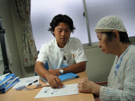 ＳＴの広瀬先生と・・術後２カ月・・表情無し